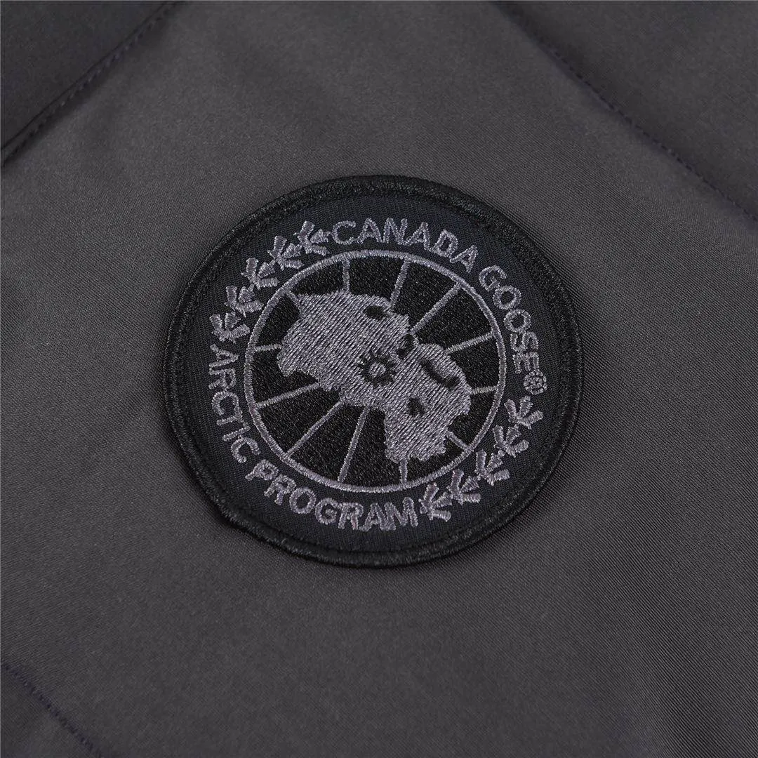 P360 Graphite Gray] Canada Goose Canada Goose#Freestyle Crew 4154M Men’s and Women’s Vest Down# ➖ Genuine synchronous anti-counterfeiting chip sensor! ➖ Imported Behringer embroidery machine to customize 10,000-needle embroidery logo! ➖ Imported 21-count polyester-cotton blended original fabric, using Feather-Light 10D waterproof coating fabric, made of 84.5% polyester fiber and 15.5% cotton, 100% the best feel in the entire network! ➖ The genuine official website uses the national standard 80 white duck down, and will never be misled by false claims such as 90 down or goose down! ➖ 100% nylon nylon lining with double double-layer sealing design to prevent velvet from running away. Top-grade polar fleece is used in the collar and pockets to keep warm and comfortable! ➖ Yoshida YKK provides original custom-made electroplated sliders. YKK two-way lockable zippers are tight and smooth and will not peel off paint! ➖ 3M composite original Velcro is durable, and all accessories and hardware are disassembled and customized! ⛔No slander, no exaggeration, no need for too much copywriting, because it is focused, it is professional!  SIZE: XS S M L XL XXL